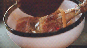 筍干提前冷水浸泡3小時，浸泡后將筍干撕成條狀。