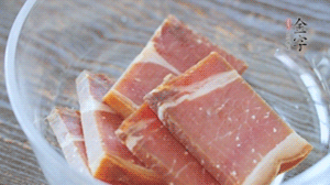 金字火腿切片溫水浸泡5分鐘。