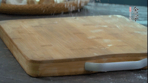 【面皮】3.案板撒點糯米粉，將面團搓成均勻的小團子。