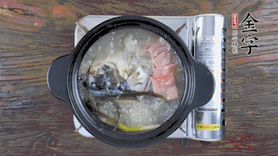 放豆腐、海鮮菇繼續(xù)中小火煮5分鐘。