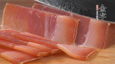 金字火腿切片，溫水浸泡5分鐘。