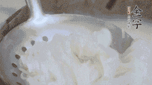 米粉煮熟過涼水備用。