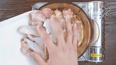 加料酒、蔥姜焯水2分鐘，清洗備用。