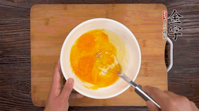 雞蛋加鹽、料酒打散后，加1.5倍溫水?dāng)嚢杈鶆颉?>
					</div>
					<span>步驟 2/5</span>
					<p>雞蛋加鹽、料酒打散后，加1.5倍溫水?dāng)嚢杈鶆颉?/p>
				</li><li>
					<div   id=