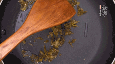 鍋中3成油溫時，下雪菜、辣椒圈翻炒40秒。