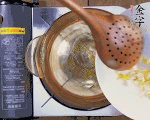 春筍丁焯水，1分鐘后加火腿丁一同汆燙1分鐘。