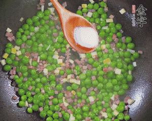 加水、料酒、鹽燒2分鐘即可。