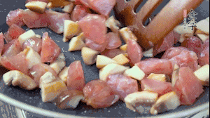 【餡料】4.鍋中油8成熱時，依次放入菌菇丁、香腸丁，適當放點糖調(diào)味，炒熟。