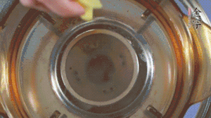 金字淡咸肉加姜片、料酒，冷水入鍋焯水。