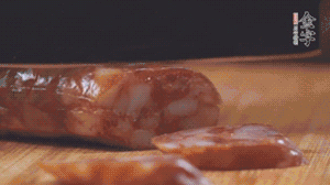 金字麻辣香腸切片，小青菜焯熟備用。