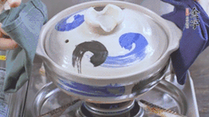 每隔30s將鍋傾斜一側(cè)。（受熱更均勻，鍋巴更噴香）