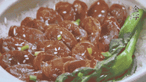 燜好后放入小青菜，均勻淋上醬汁，撒上蔥花或芝麻即可。