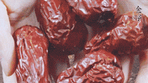 紅棗洗凈，對半剪開。