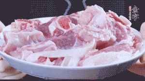 新鮮羊肉冷水入鍋，加姜片、清水焯水，除去血沫。