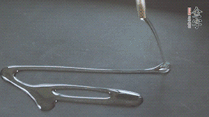 鍋中加少許油，爆香蔥姜蒜、香料 ，喜歡麻的也可以加點花椒！接著放入郫縣豆瓣醬煸炒出紅油。