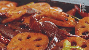 撒上芝麻和蔥，一道鮮香熱辣的麻辣香腸香鍋就做好了！