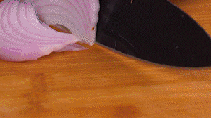 鍋中少許油，熱油倒入香腸煸炒出油，倒入南瓜塊、洋蔥翻炒片刻。