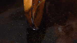 茄子切成長條，拍上生粉入油鍋炸制。