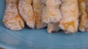 炸制油溫在7成左右，茄子炸至金黃色即可撈出。