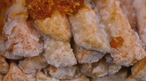 茄子撈出后放入雞精和XO醬拌均勻。
