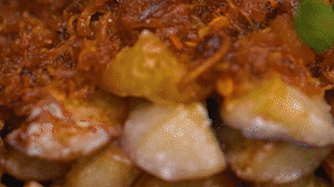 把茄子一條一條的擺好放在盤子上，上鍋蒸制3到4分鐘，出鍋后撒上蔥花。