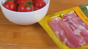 洋蔥、土豆切丁塊，火腿切小片，小番茄對(duì)半切開。