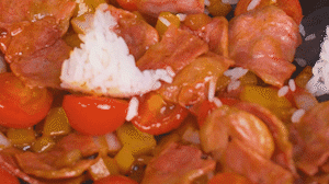 將米飯倒入鍋中搗散，同其他食材混合拌炒均勻關(guān)火。