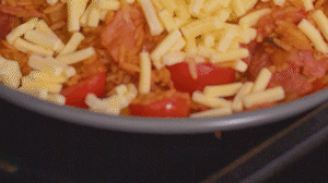 烤箱上下火180度預(yù)熱，將米飯分別盛入容器中。表面均勻的撒上馬蘇里拉芝士碎，放進(jìn)烤箱中層烤20分鐘左右，待芝士融化上色即可。