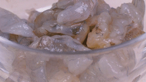 蝦去殼去蝦線，加姜絲、鹽腌制15分鐘，微煎1分鐘備用。