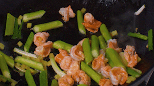 加入煎好的蝦仁，XO醬，以適量鹽、糖進(jìn)行調(diào)味翻炒。