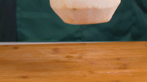 椰子切開(kāi)頂部，把椰子水倒出，再把椰肉切片。