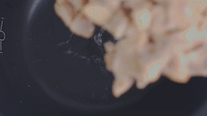 把雞、火腿、椰子水、椰肉、姜、紅棗放入電飯鍋，按下煲湯功能。