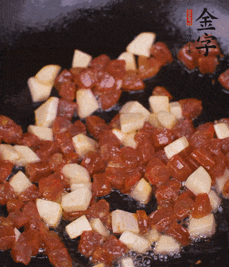 鍋中熱油，下香腸丁、茭白丁大火炒出香味。倒入米飯拍散，炒2～3分鐘。