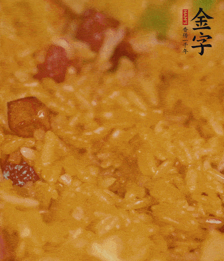 放一撮鹽、生抽少許，倒入炸好的芋頭。最后撒蔥花、蒜末翻炒均勻。