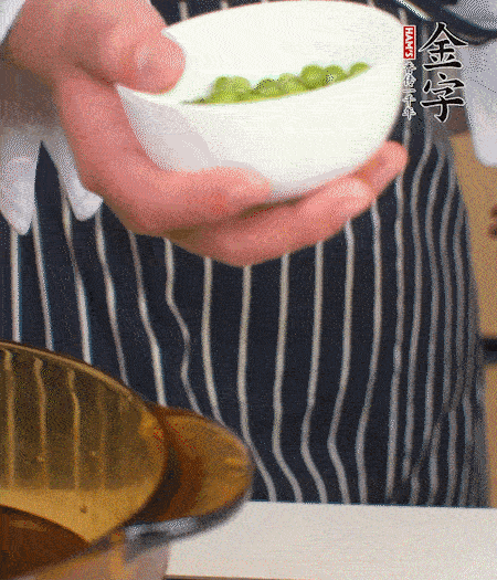 胡蘿卜、豌豆和干花菇焯水。