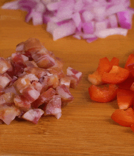 黃椒、紅椒、白洋蔥、土豆、大蔥分別切丁。金字10°鮮低溫香腸切丁。