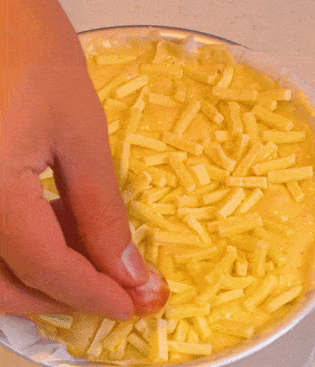 撒上馬蘇里拉芝士，用香腸片裝飾表面，180攝氏度烤箱烤20-25分鐘。