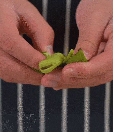 選用鮮嫩蠶豆，剝?nèi)ネ鈿ち粝露姑紫磧簦_成兩瓣。