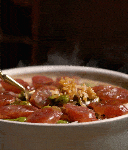 用生抽、白糖、蠔油、芝麻油調(diào)個汁，淋汁、攪拌、開吃。