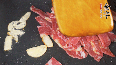 意面按照包裝時間煮熟過涼水，金字淡火腿切成小片。