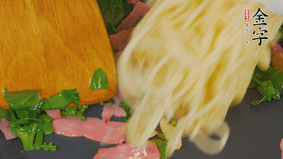 鍋中倒油燒熱，蒜片煸香，淡火腿略翻炒。