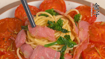 加菜花翻炒1分鐘后加意面，翻炒1分鐘后用少許鹽、黑胡椒調(diào)味即可。