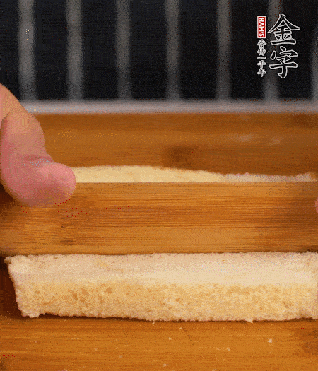 吐司切去四邊，搟薄；烤腸竹簽穿過。