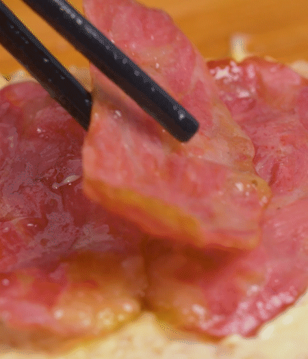 放上火腿、芝士片、生菜，再放一片土司。