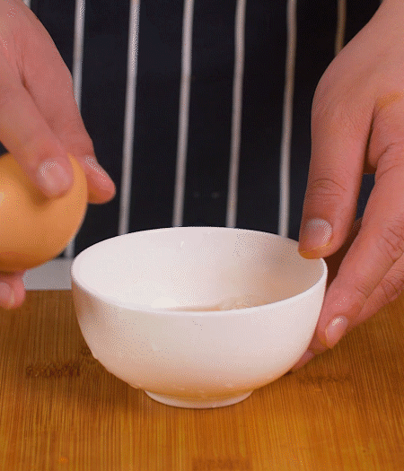 起鍋熱油，蛋液煎成雞蛋碎。金字淡咸肉切成絲。