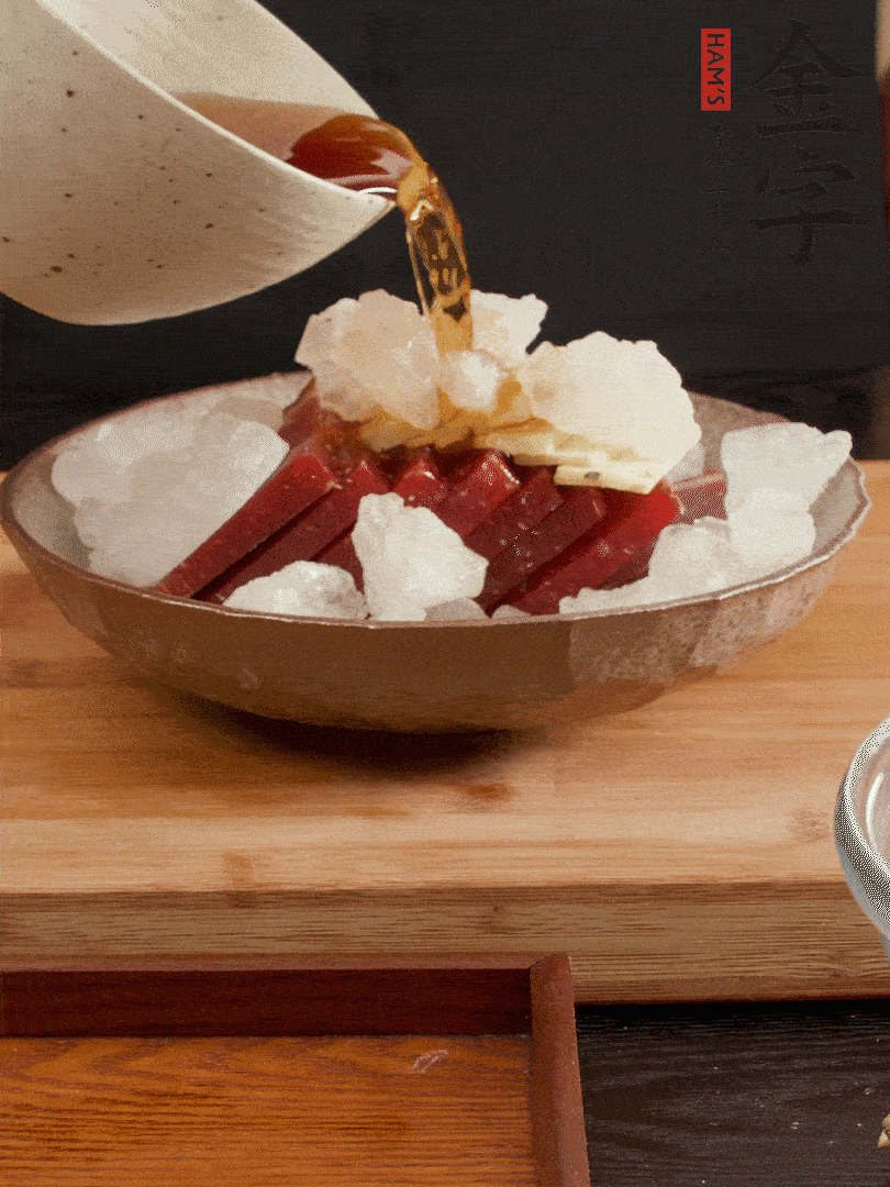 加姜片、冰糖、黃酒、水，蒸60分鐘，將火腿的咸逼出來。