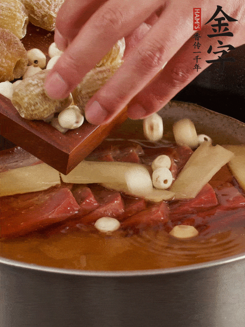 待冰糖融化后，放入蜜棗、蓮子同蒸25分鐘左右。