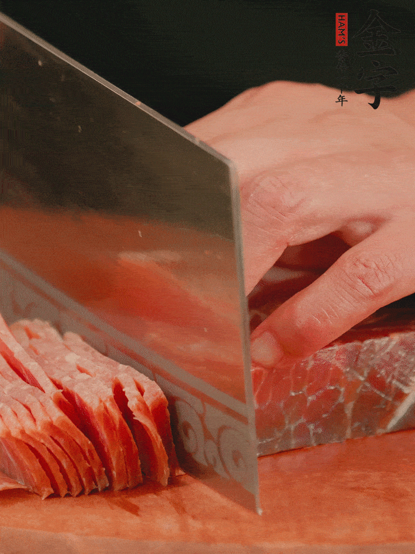 新鮮雞腿用刀在表面劃幾刀。金字火腿切薄片備用。