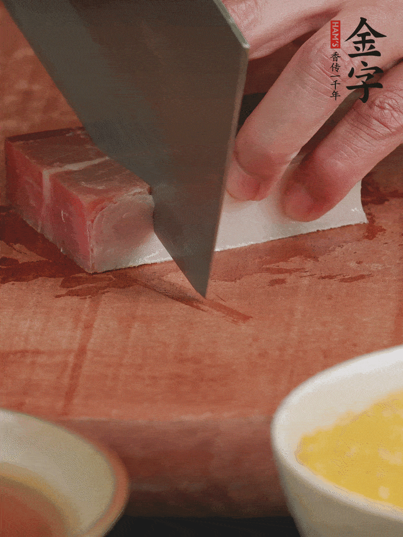 金字火腿去皮，切成大塊。