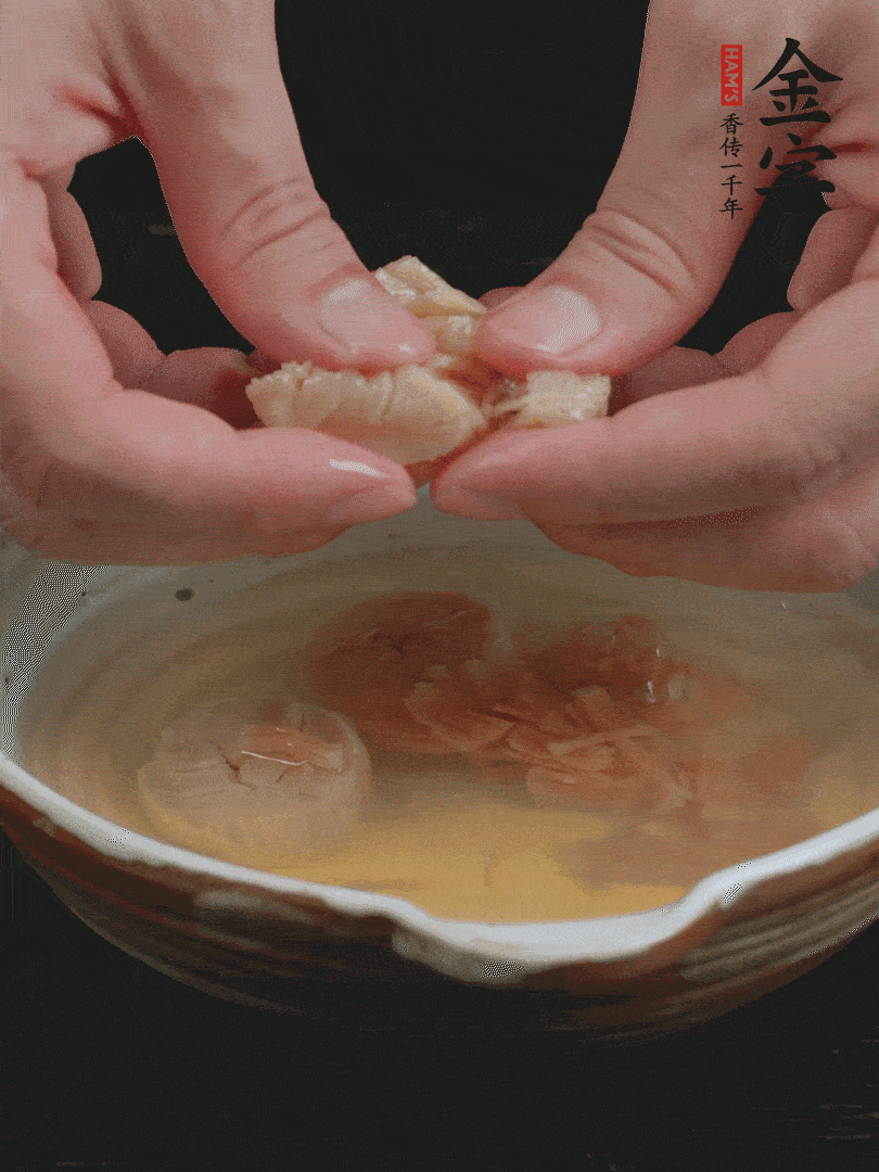 元貝溫水泡發(fā)，拆成細絲。